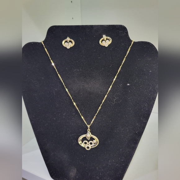 Xuping Gold Elegant Statement Earrings - Picture 1 of 2